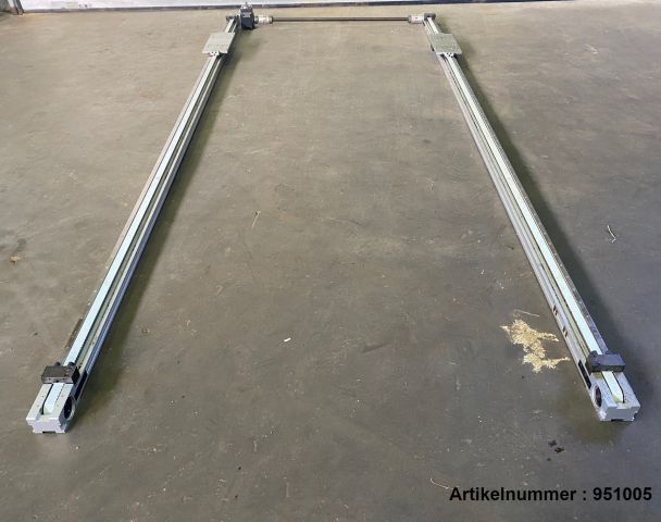 2x Arburg Linearführung 3620 mm mit Winkelgetriebe