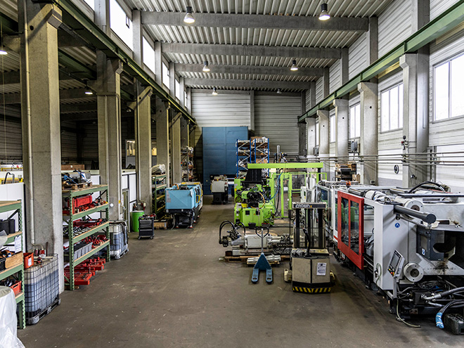 Ersatzteillager und Werkstatt Überholte Spritzgießmaschinen, Ersatzteile und Automatisierungssysteme